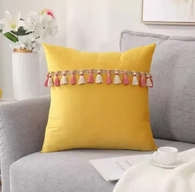 Funda de cojín amarilla terciopelo pompón – foto 1