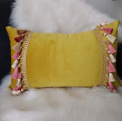 Funda de cojín amarilla terciopelo pompón – foto 2