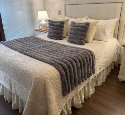 Piecera peludita gris 210x70 cm + 2 fundas 45×45 cm