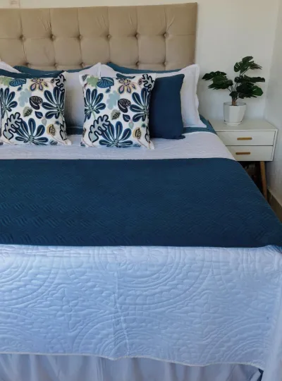 Piecera trenzada azul 210x70 cm + 2 fundas 45×45 cm