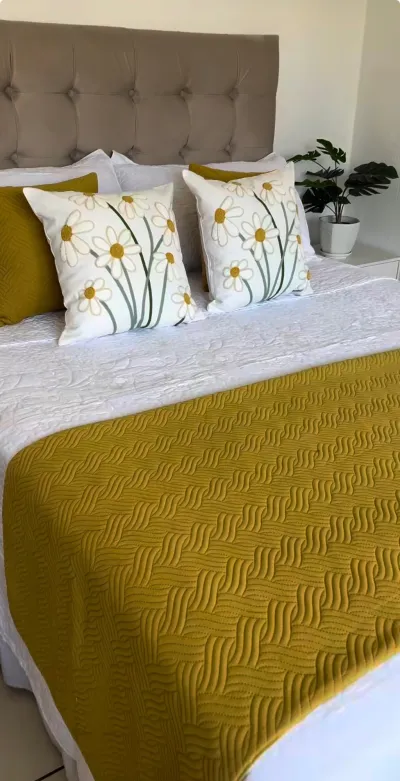 Piecera trenzada mostaza 210x70 cm + 2 fundas 45×45 cm