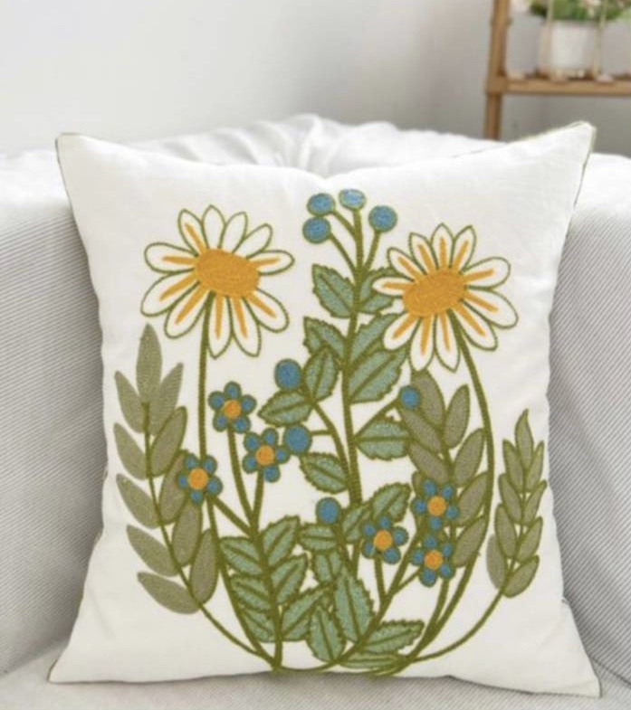 FUNDA DE COJIN BORDADA PAREJA DE FLORES 45 x 45 cm
