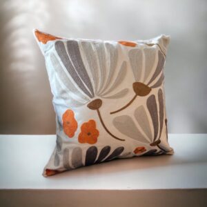 FUNDA DE COJIN BORDADA FLOR GRIS 45 x 45 cm