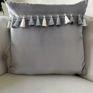 FUNDA DE COJIN GRIS TERCIOPELO POMPÓN 45x45 cm/30x50 cm