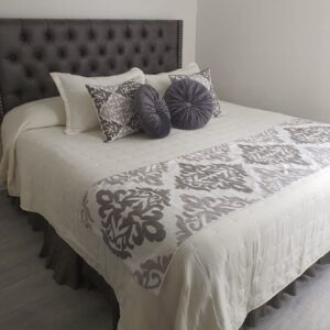 Piecera Bordada Gris 70 x 210 cm + 2 fundas 45 x 45 cm