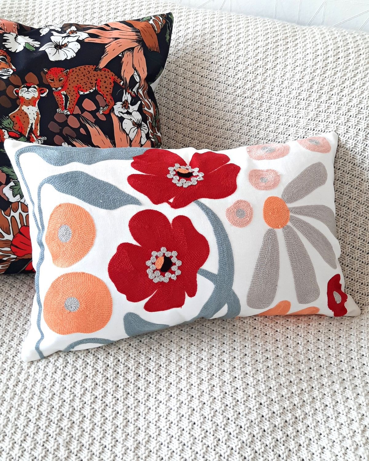 FUNDA DE COJIN BORDADA GRIS FLOR ROJA 45x45 cm/30x50 cm - Imagen 2